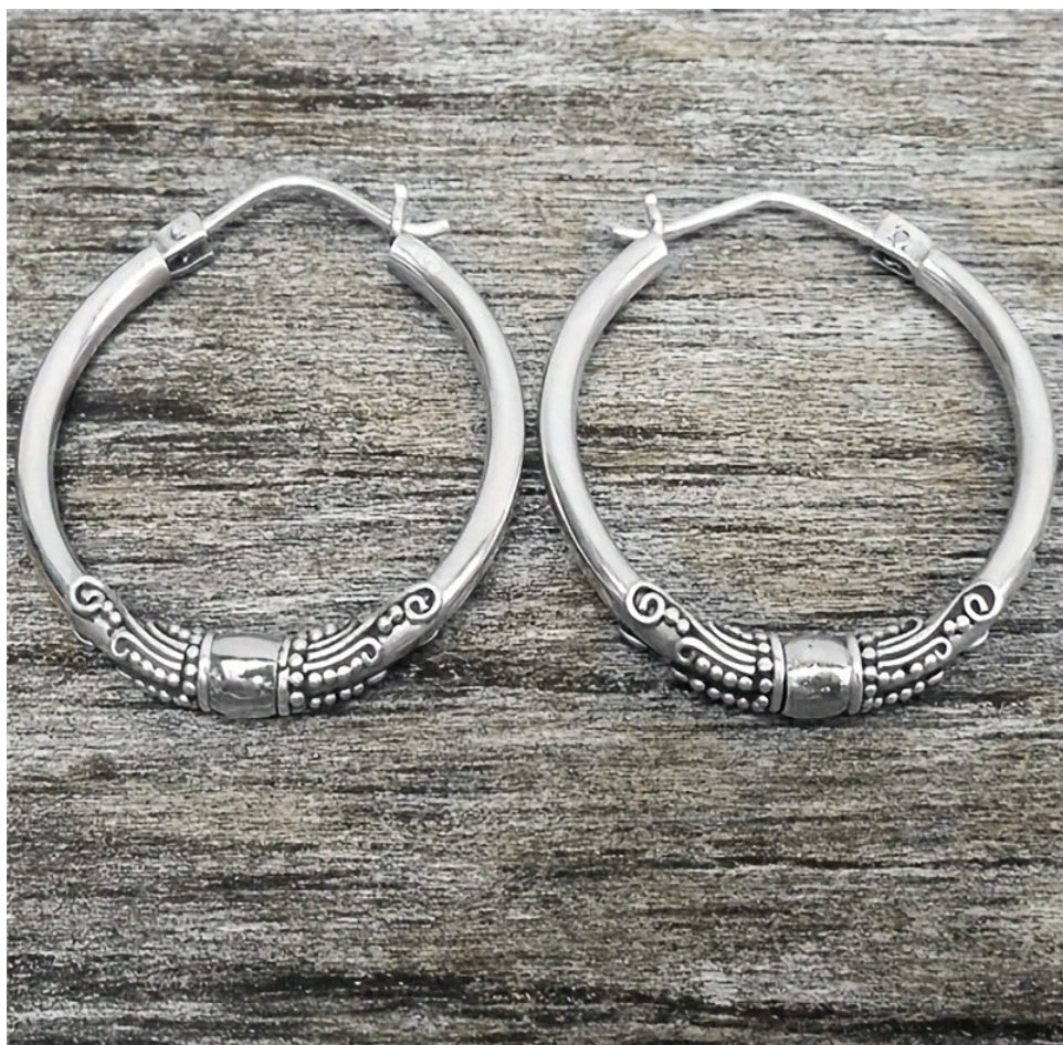 Retro kroužkové náušnice s vyřezávaným vzorem ve dvou tónech