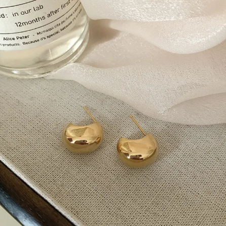 Irregulární náušnice z kovu