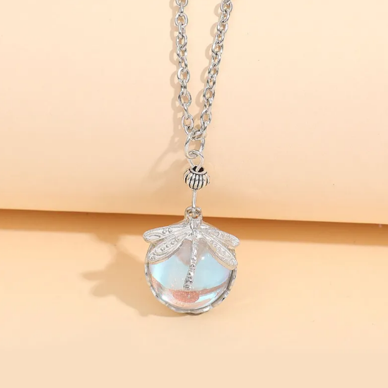 Retro náhrdelník se zelenou vážkou a krystalem