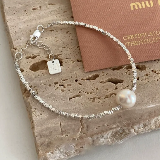 Čtvercový postříbřený náramek s motivem lásky