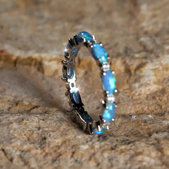 Prsten z platiny s diamanty a opálem ve tvaru srdce