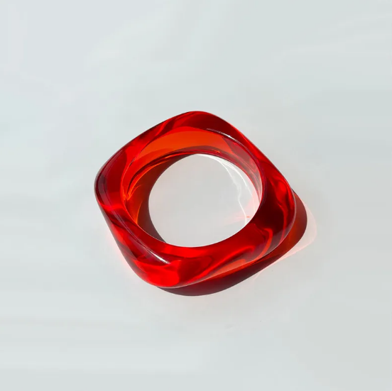 Barevný čtvercový náramek z akrylu