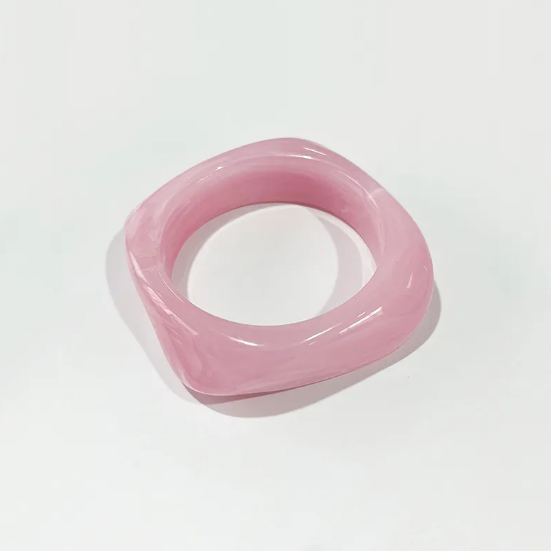 Barevný čtvercový náramek z akrylu