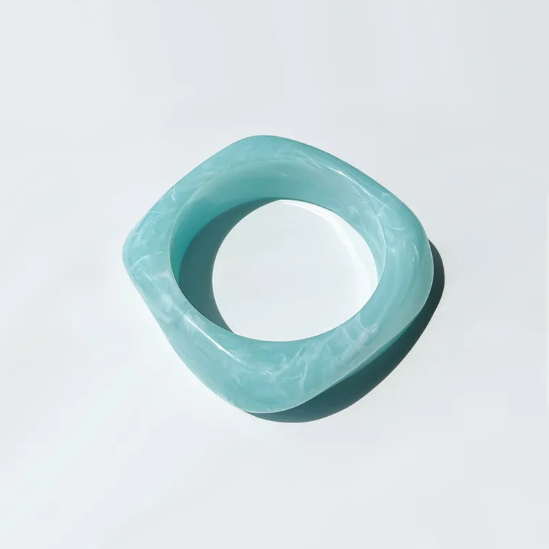 Barevný čtvercový náramek z akrylu