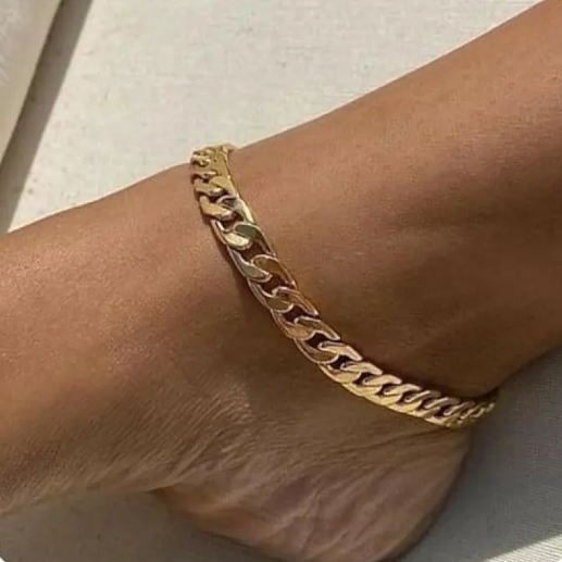 Kotníkový náramek s řetízkem na dovolenou na pláži