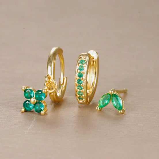 Souprava náušnic ve tvaru květu s diamanty