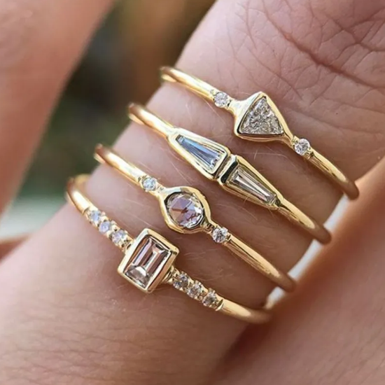 Čtvercový prsten ze zirkónu se čtyřmi diamanty