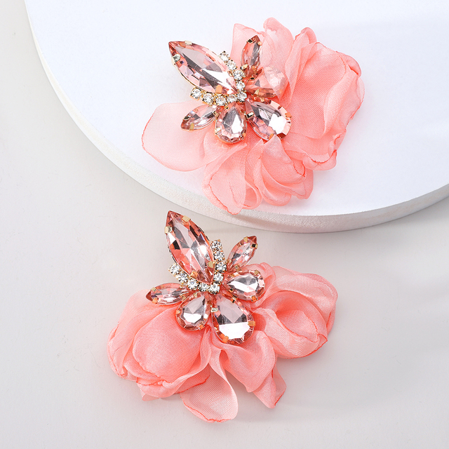 Barevné náušnice ve tvaru květu z okvětních lístků