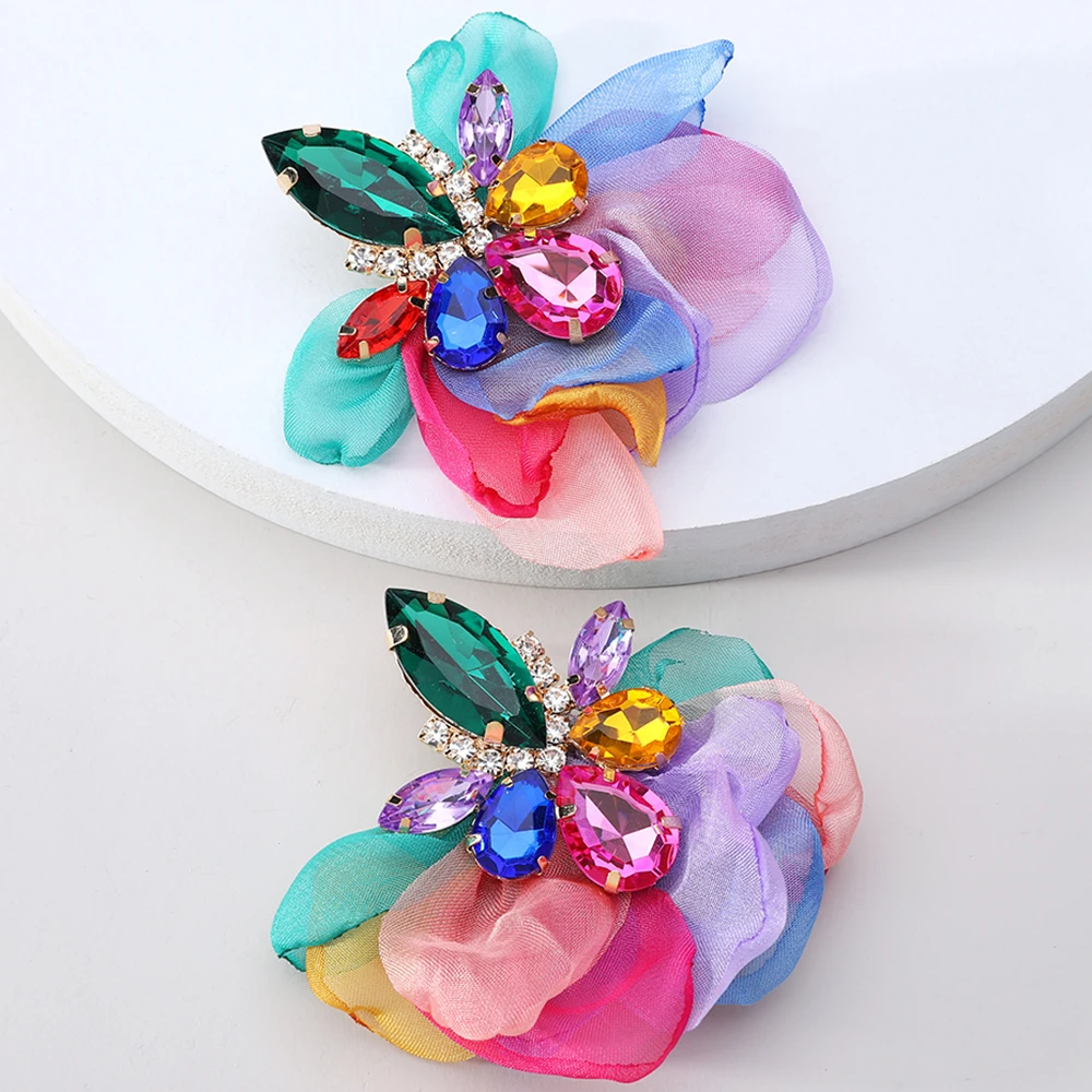 Barevné náušnice ve tvaru květu z okvětních lístků